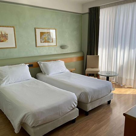 Best Western Hotel Leonardo Da Vinci Эрба Экстерьер фото