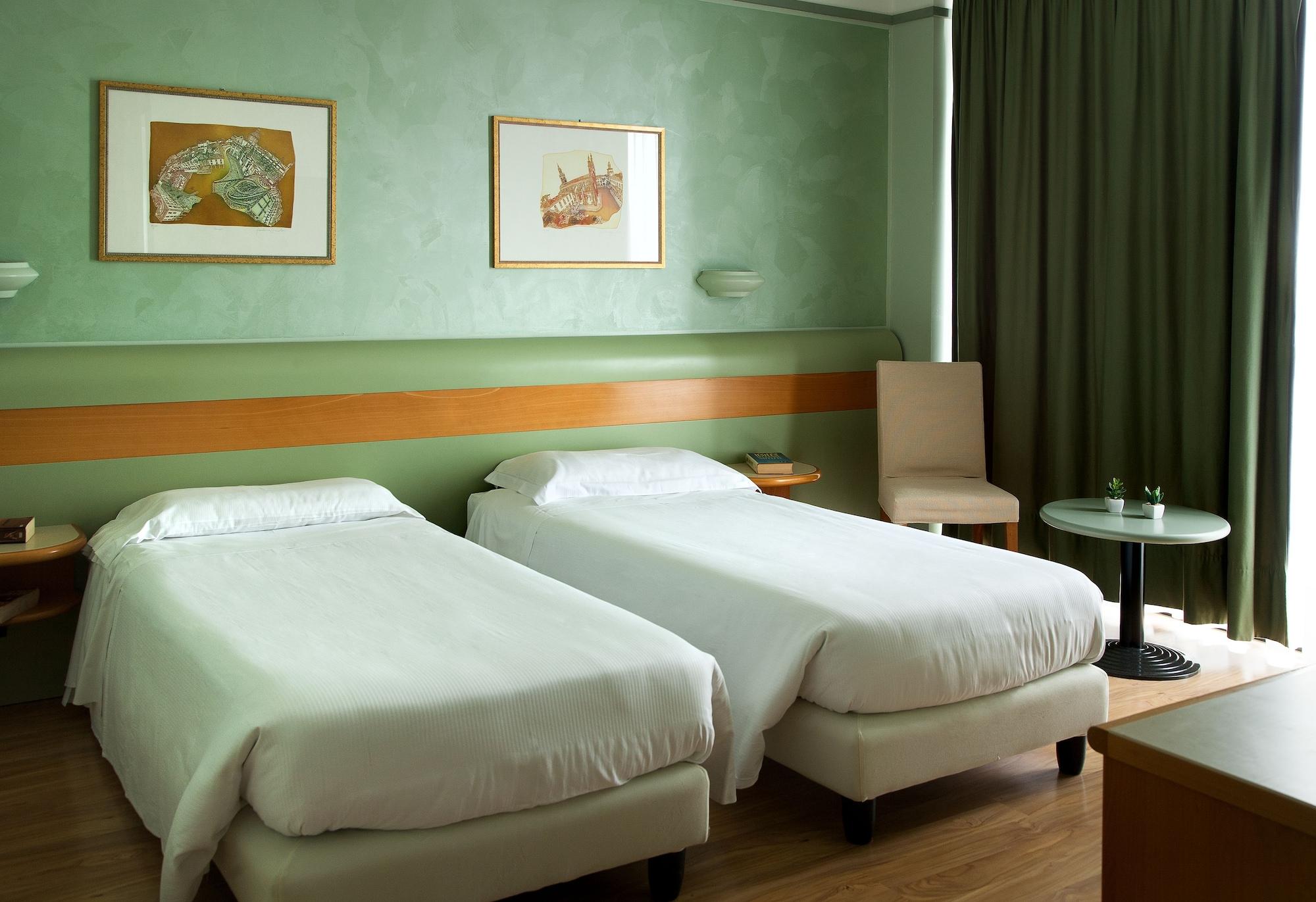 Best Western Hotel Leonardo Da Vinci Эрба Экстерьер фото